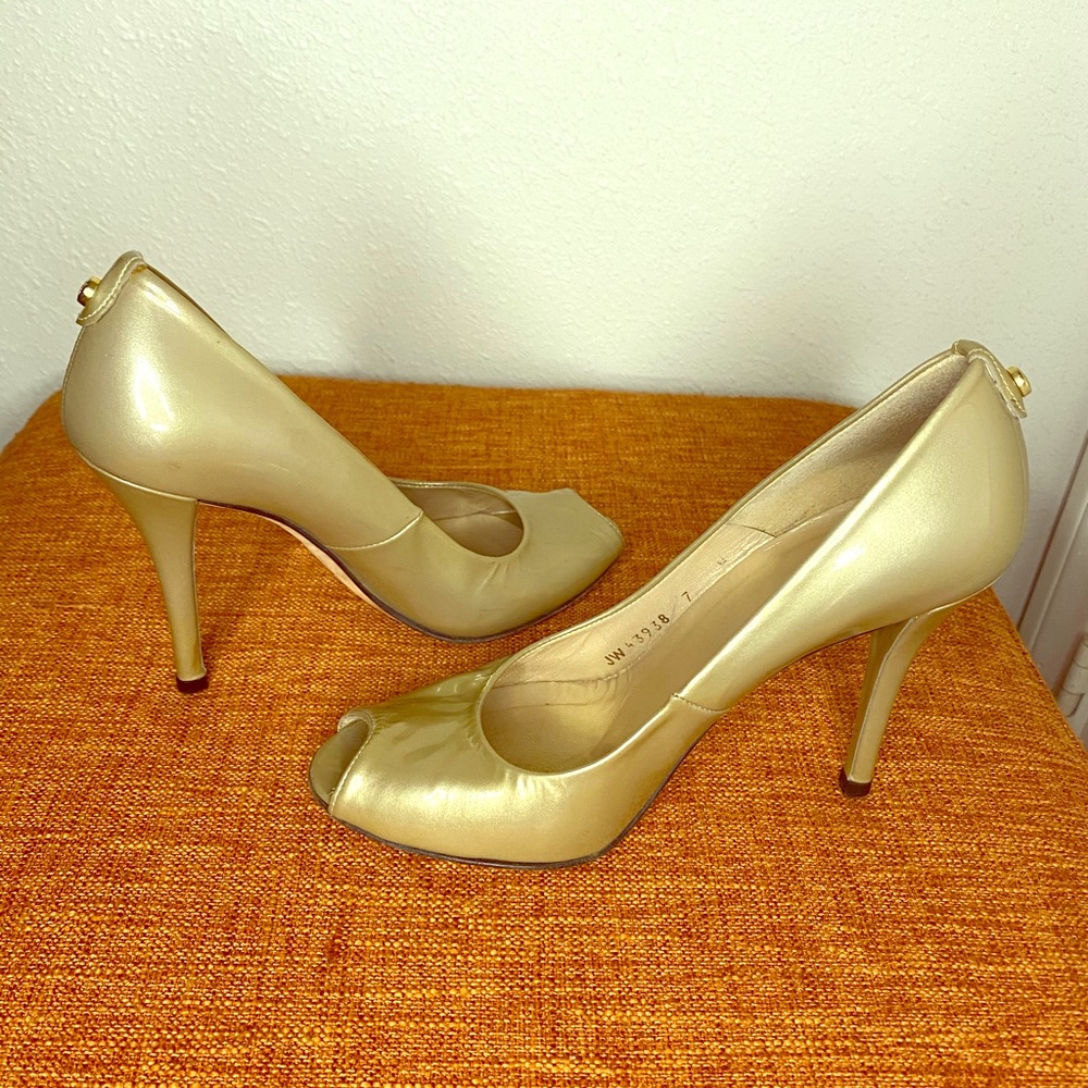 Stuart Weitzman Tan Glossy Patent Leather Pumps
